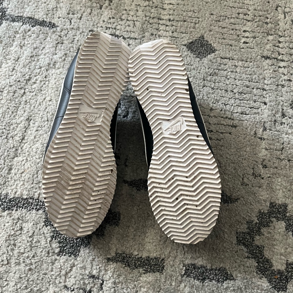 Nike Black and White Athletic Shoes with Classic Design - Picture 3 of 4